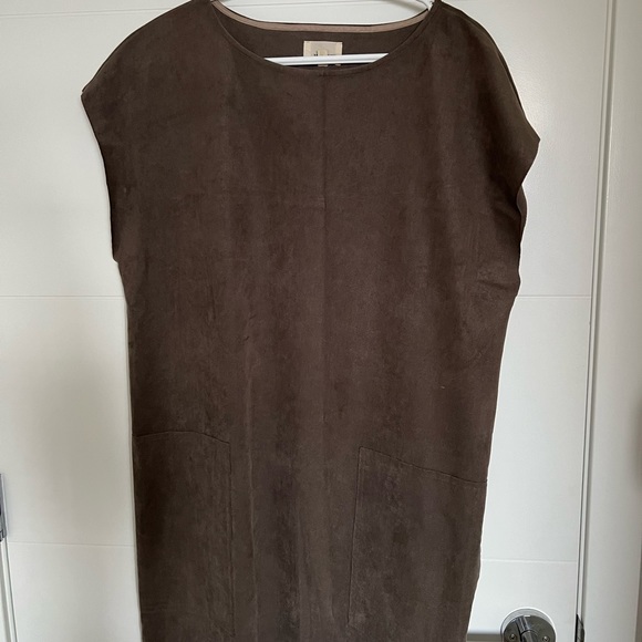 Aritzia, Wilfred. Grey vegan suede Nori shirt dress. Size medium - Picture 2 of 3